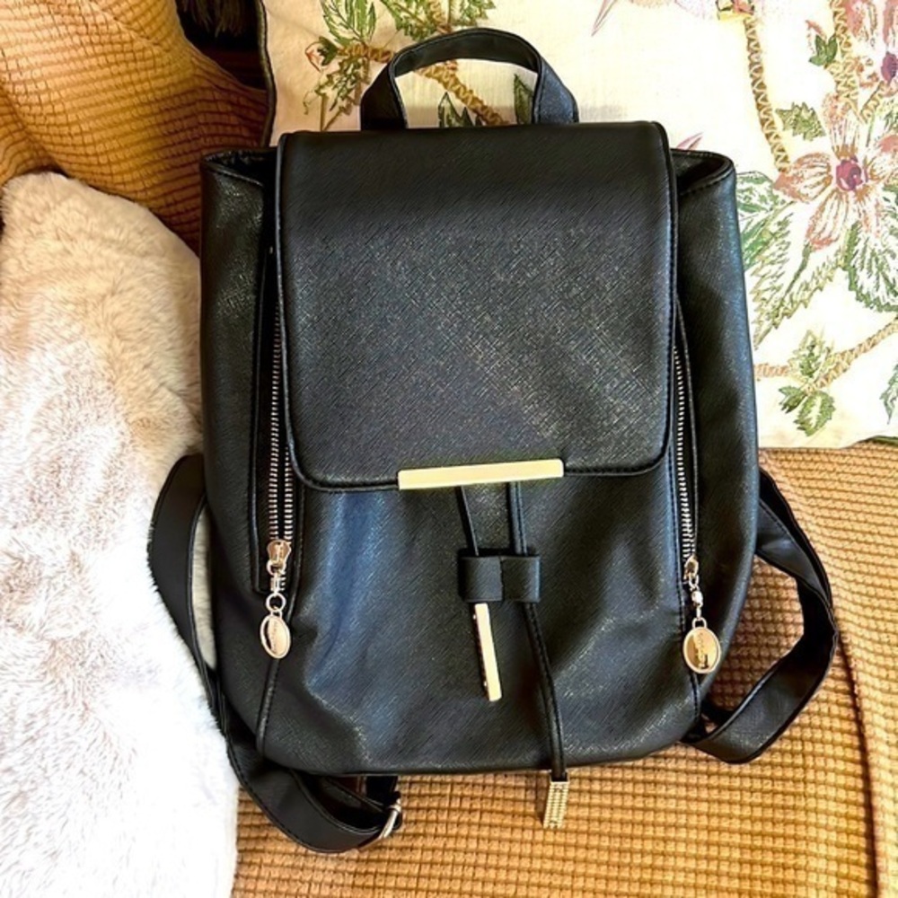 Black and gold accent book bag